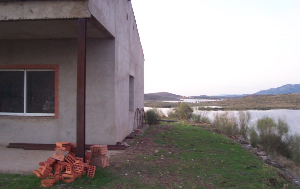 088 ORP Fincas Rústicas SurOeste 1170x738 - Finca de 4 has con chalet nuevo casi terminado, en pantano de Hornachos